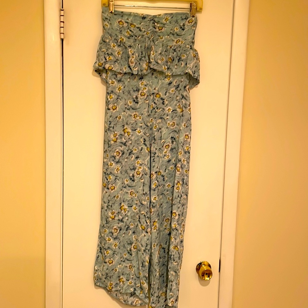 Adorable floral, strapless romper.